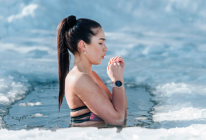 Frau beim Eisbaden