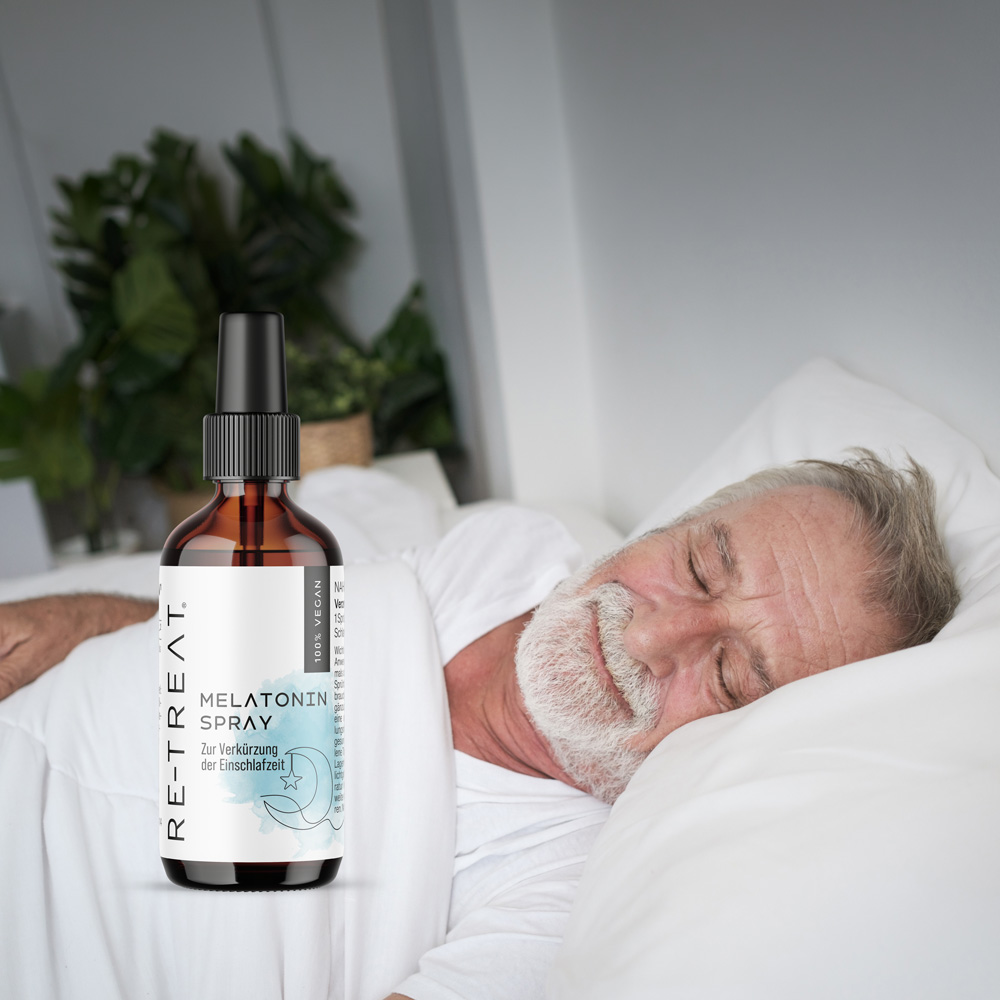 Älterer Mann schläft Packshot von Melatonin Spray ist im Vordergrund
