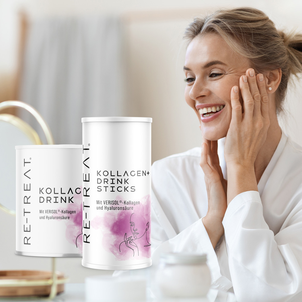 Frau im Bademantel neben Packshot von Kollagen + Drink