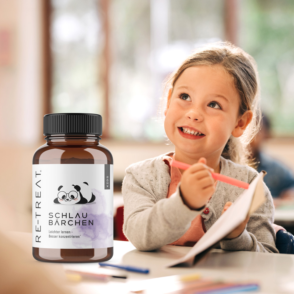 Mädchen in der Schule, im Vordergrund Packshot von Schlau Bärchen