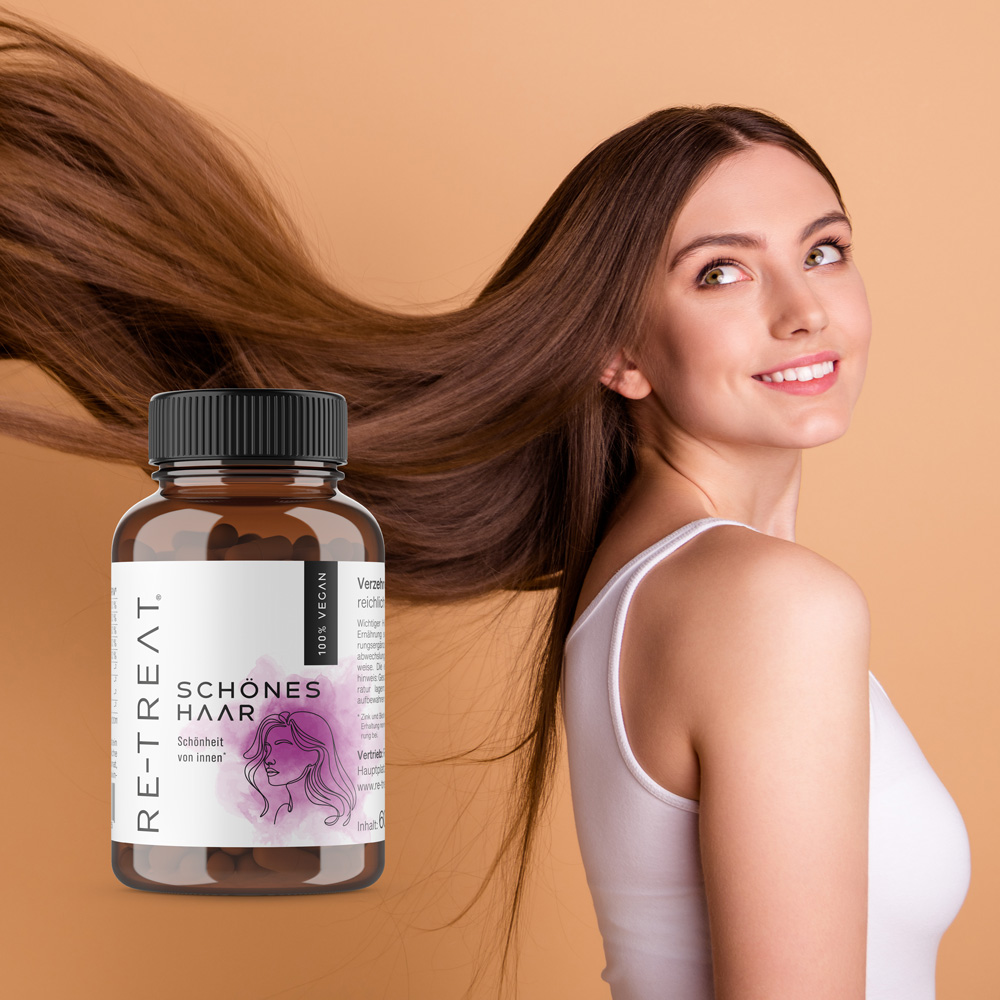 Junge Frau mit langen Haaren und Produktverpackung im Vordergrund