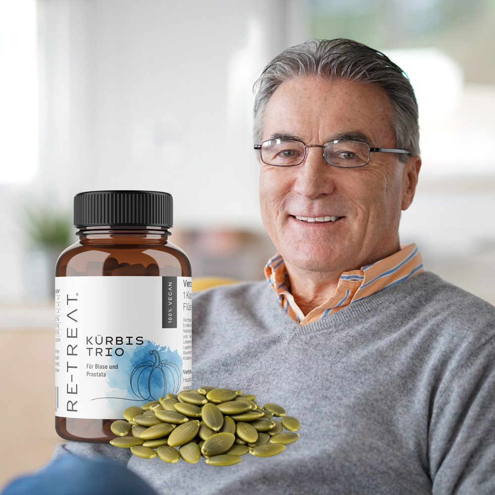 Mann mittleren Alters neben Kürbistrio Packshot