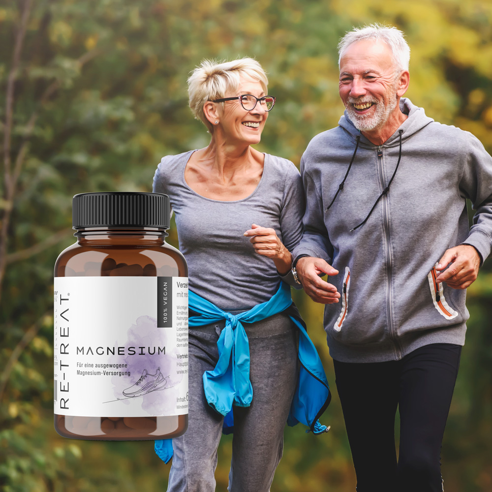 Älteres Pärchen geht zusammen laufen, Packshot von Magnesium im vordergrund