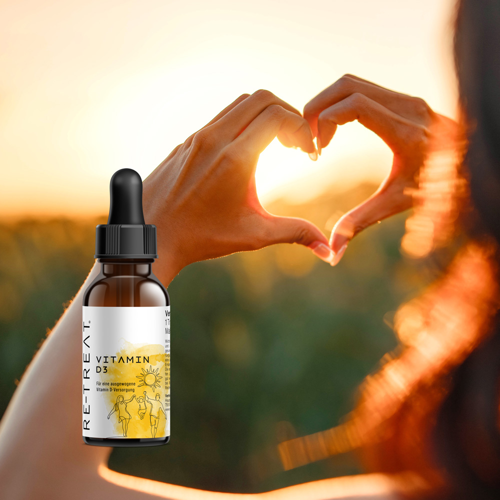 Vitamin D3 Tropfen packshot im Vordergrund vor Sonnenuntergang