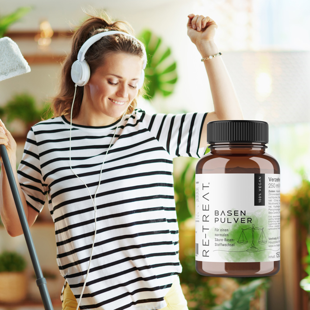 Junge Frau tanzt Packshot von Basenpulver im Vordergrund