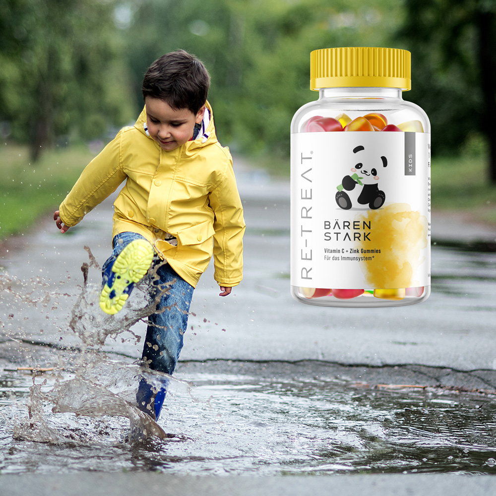 Kind im Regen mit Packshot von Bärenstark im Vordergrund