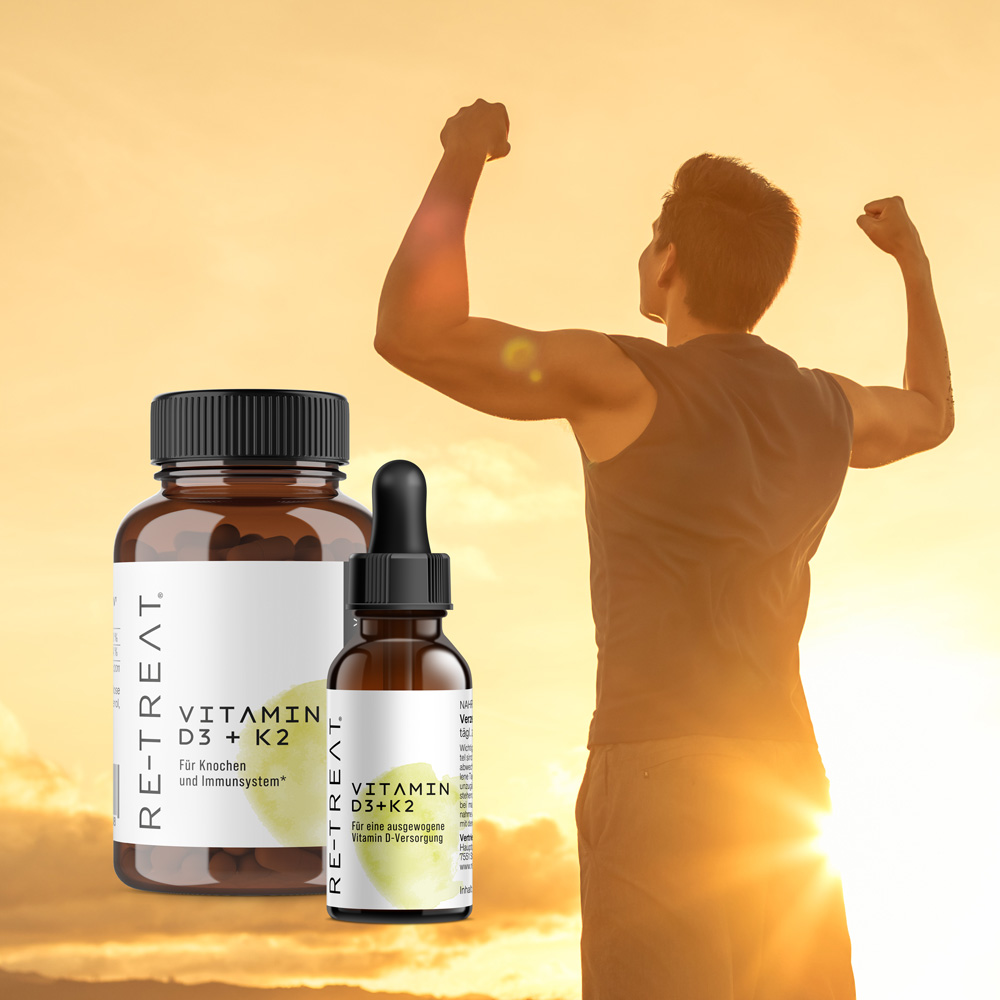 Mann bei Sonnenuntergang mit Packshot von Vitamin D3 + K2 im Vordergrund